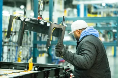 3D nyomtatott gyártási segédeszköz használata a General Motors üzemében