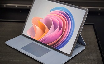 PolyJet technológiával nyomtatott laptopalkatrész-modellek a Stratasys bemutatójából.